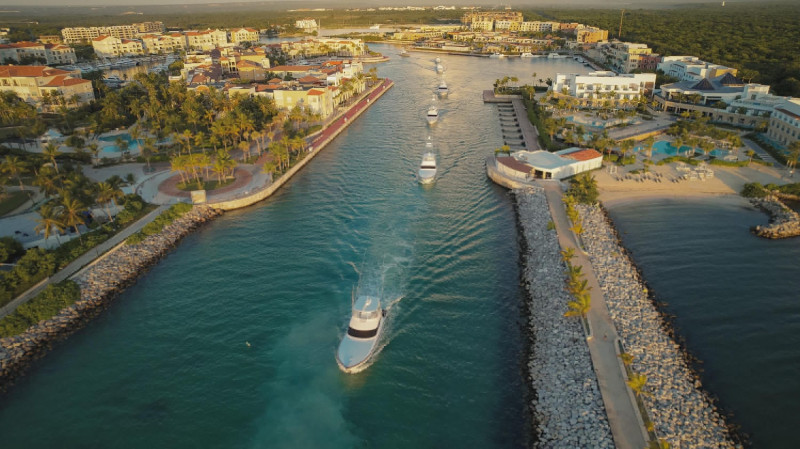 Desfile de embarcaciones al momento de salir de la Marina Cap Cana.