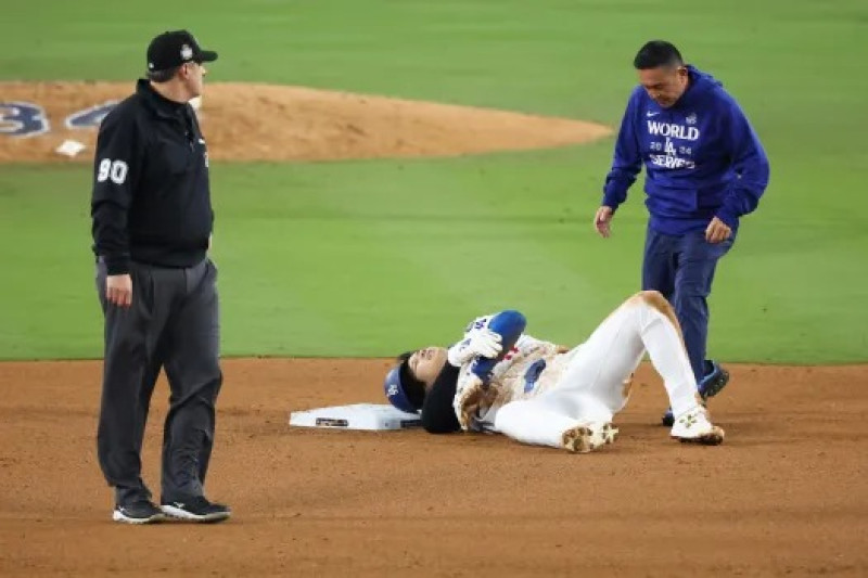 Shohei Ohtani figura en el terreno alrededor de la intermedia luego de lastimarse al intentar estafarse la intermedia.