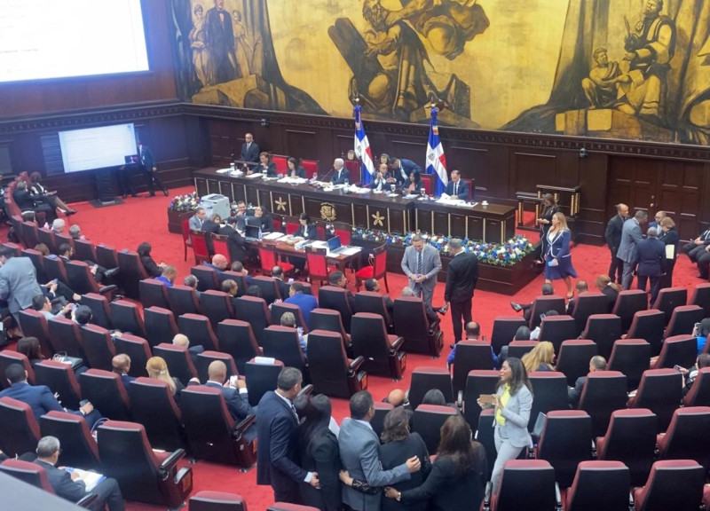 Asambleístas tomándose fotos y utilizando celulares mientras bufete directivo realizaba procedimiento de lectura a los 278 artículos que contendrá a partir de su proclamación  la Constitución