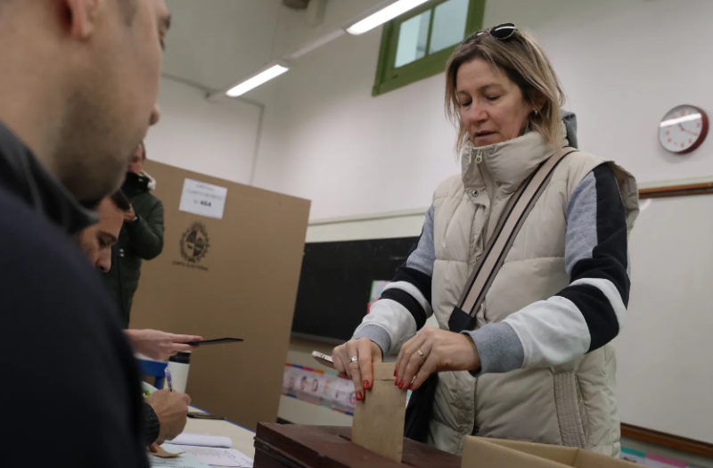 Fotografía de archivo de una mujer votando en Montevideo (Uruguay)