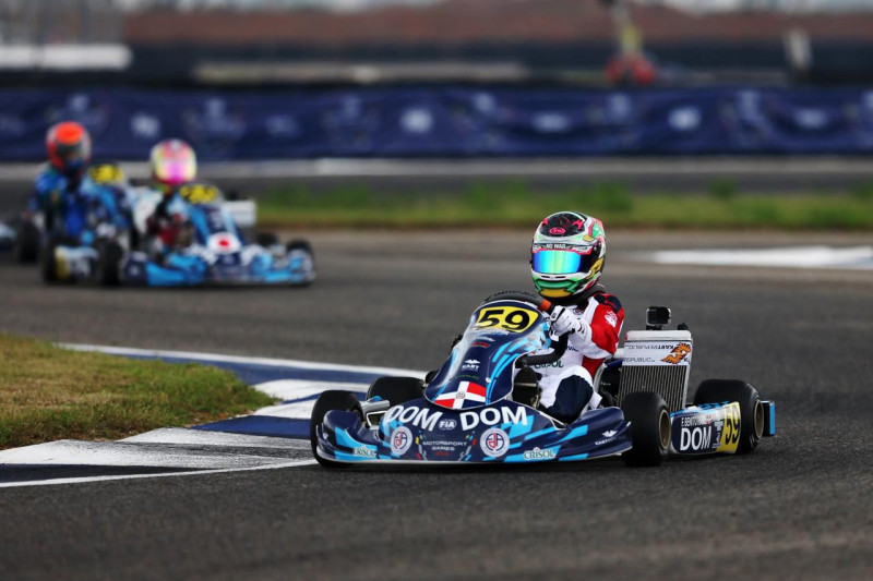 El volante quisqueyano Felipe Benito toma uno de los giros del competitivo circuito.