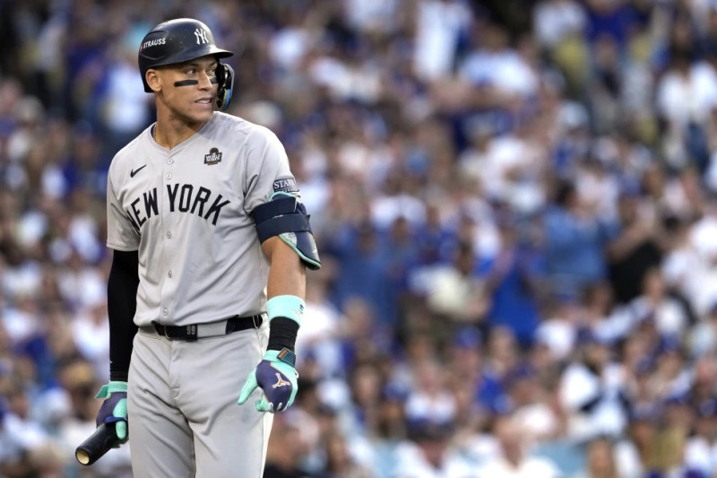 Aaron Judge, de los Yankees de Nueva York regresa al banco luego de poncharse ante los Dodgers de Los Ángeles durante el primer episodio del Juego 2 de la Serie Mundial.