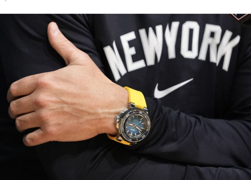 Aaron Boone con un reloj amarillo, el cual usa cuando lanza Carlos Rodón.