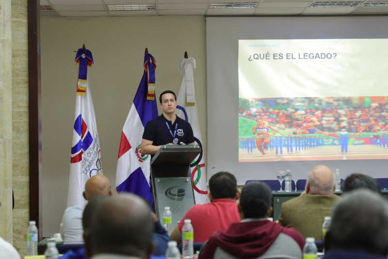 El facilitador peruano Oscar Tejada expone en el curso de capacitación organizado por el Comité Organizador de los XXV Juegos Centroamericanos y del Caribe Santo Domingo 2026.