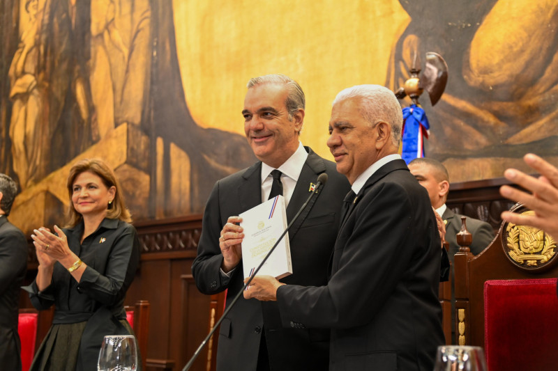 El presidente Luis Abinader recibió un ejemplar de la Constitución reformada de manos del presidente del Senado, Francisco de los Santos.