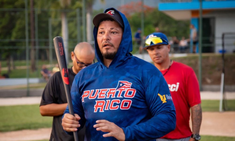 Yadier Molina habla con sus jugadores durante su etapa como mánager de Puerto Rico en la pasada Serie del Caribe.