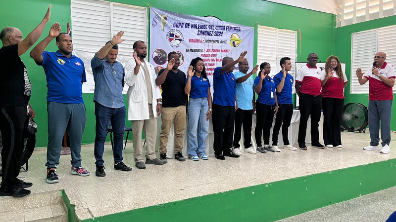 El profesor Nelson Ramírez, secretario general de la Federación Dominicana de Voleibol,  mientras juramentaba al comité organizador de la Copa Regional de Voleibol Superior del Cibao, que preside Porfirio Sánchez.