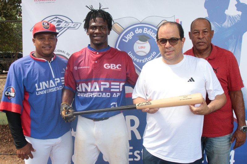 osé Berroa, de UNAPEC, quien ganó la competencia de jonrones y prueba de velocidad, es premiado por Franklin De la Mota. Figuran, Kaysi Paredes y Ramón Genao (Papiro).