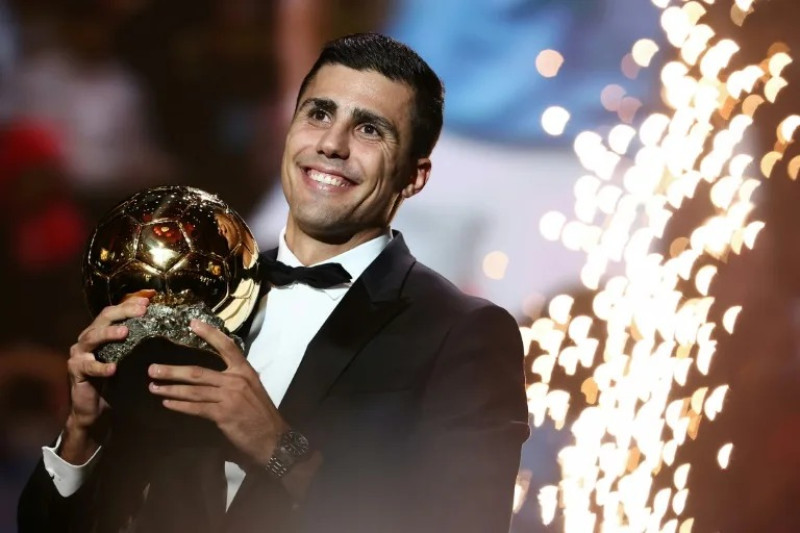 El centrocampista español del Manchester City Rodri recibe el Balón de Oro en una ceremonia en el teatro Chatelet de París.