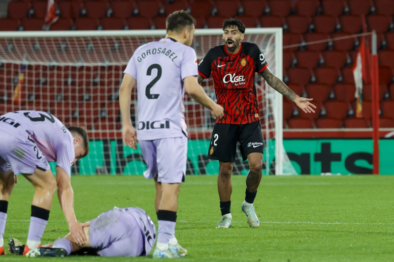 Una dura falta cometida a un jugador detuvo momentaneamente el encuentro.