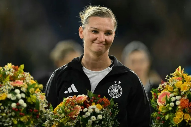 Alexandra Popp recibe ramos de flores en el amistoso perdido por Alemania ante Australia, en el que vivió su retirada de la selección nacional.