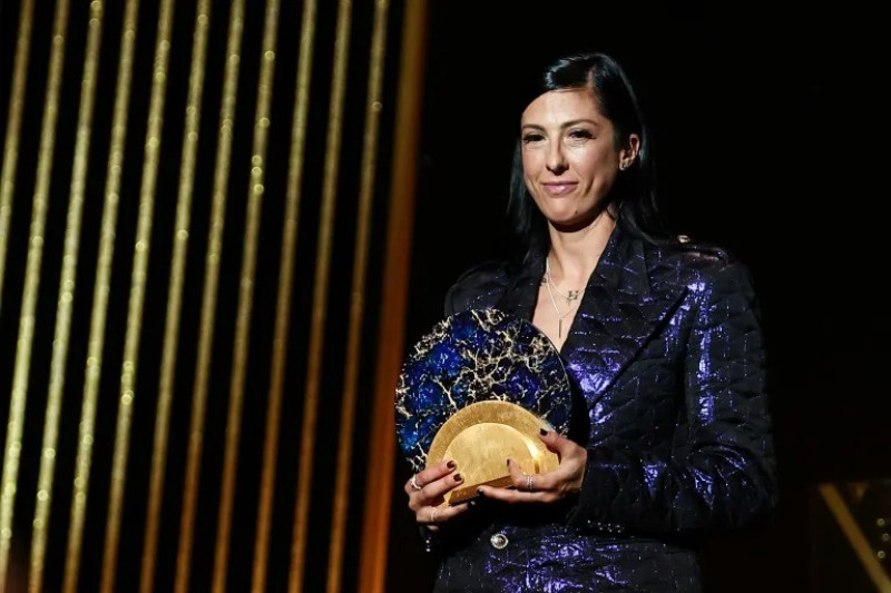 La jugadora española Jennifer Hermoso recibe el premio Sócrates por su labor en proyectos sociales y humanitarios durante la gala del Balón de Oro 2024 en el teatro del Châtelet de París.