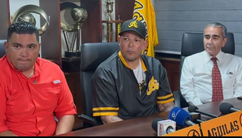 Yadier Molina en rueda de prensa junto al gerente Ángel Ovalles, y el presidente del equipo, Víctor García Sued.