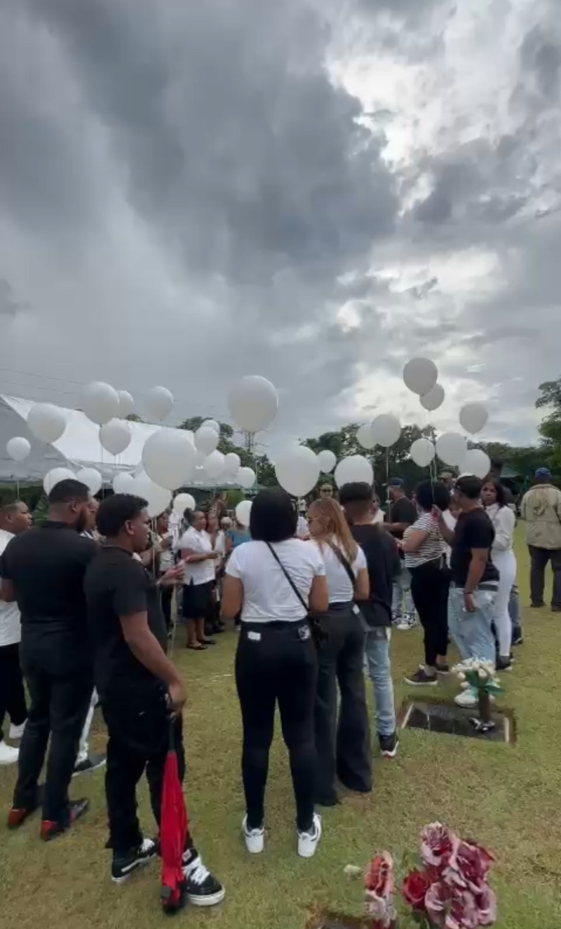 Los presentes al funeral de Palín lanzaron globos al aire tras su sepultura.