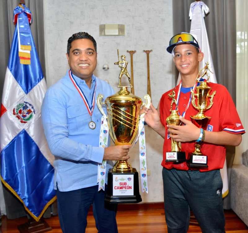 Kelvin Cruz junto al jugador Brandon Báez,  el segunda base del Equipo Todos Estrellas y líder en jonrones de la justa.