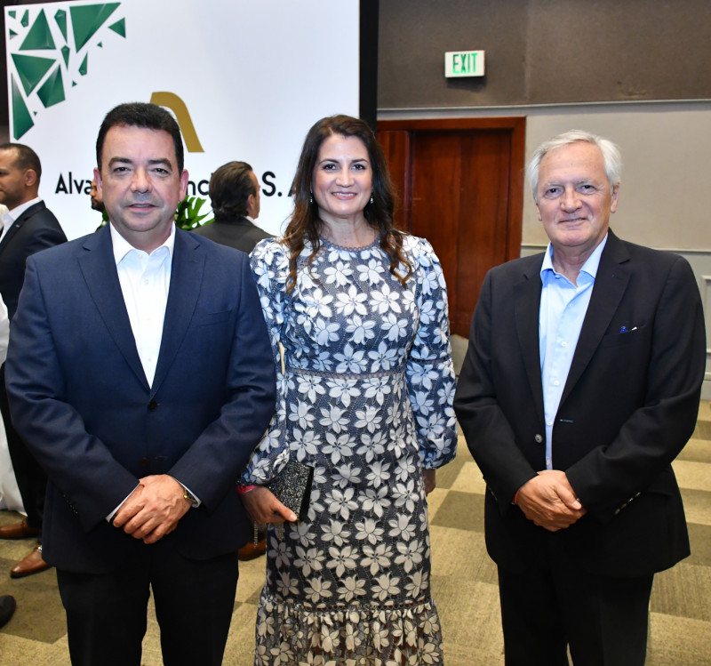 Andrés Mejía, María Clara de Mejía y Manuel Lomozo.