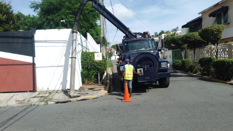 Maquinarias de la Alcaldía realizan labores en varios sectores de la capital.