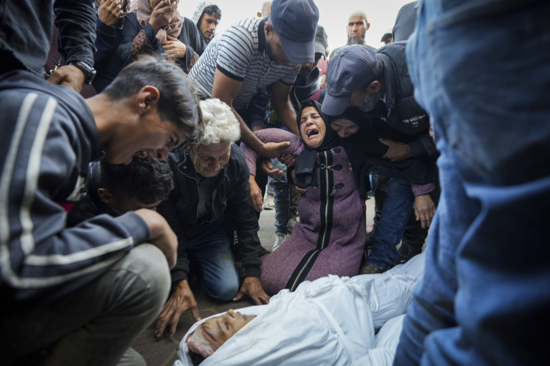 Los palestinos lloran a sus familiares muertos en el bombardeo israelí de la Franja de Gaza en la morgue de un hospital en Deir al-Balah, el martes 29 de octubre de 2024.