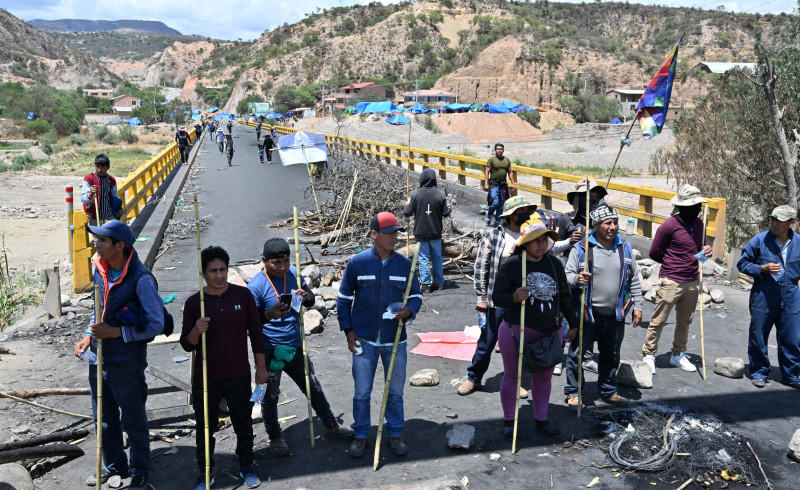 Manifestantes bloquean una carretera.