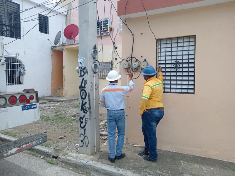 Técnicos de la distribuidora de electricidad.