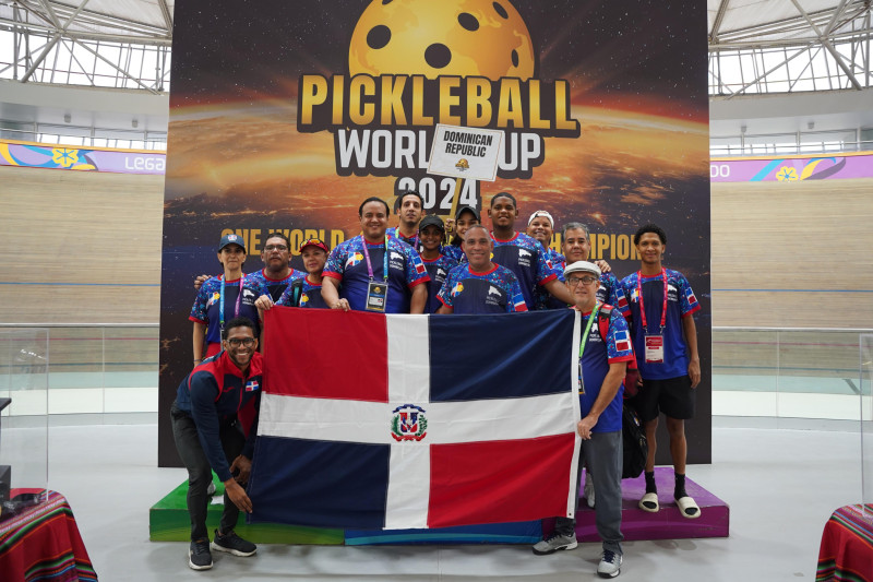 El viceministro de Deportes, Elvis Duarte, junto a la delegación dominicana que  participó en la III Copa Mundial de Pickleball en Perú.