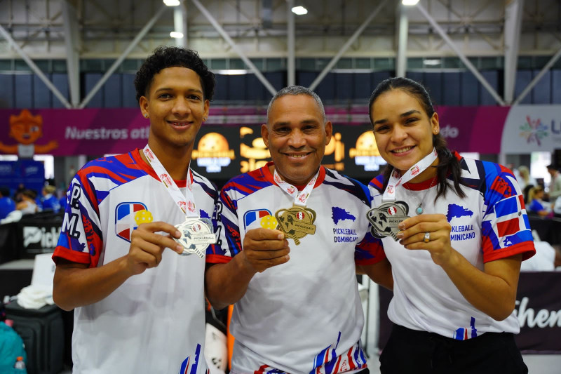 En la gráfica los atletas de República Dominicana que ganaron medallas. Desde la izquierda, Frayli Pilarte (plata), Juan Luis Veras(oro) y Eva Brito (plata).