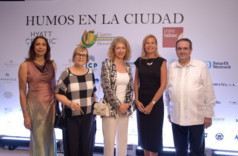 Josefina Pichardo y Ángel García junto a las embajadoras Rita Hammerli, de la Confederación Suiza_ Katja Afheldt, de la Unión Europea.