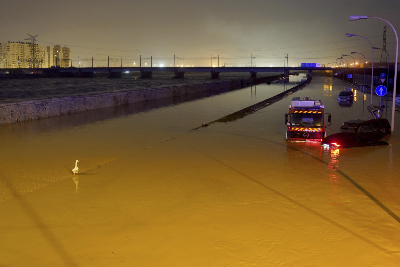 Vehículos atrapados por las inundaciones en Valencia