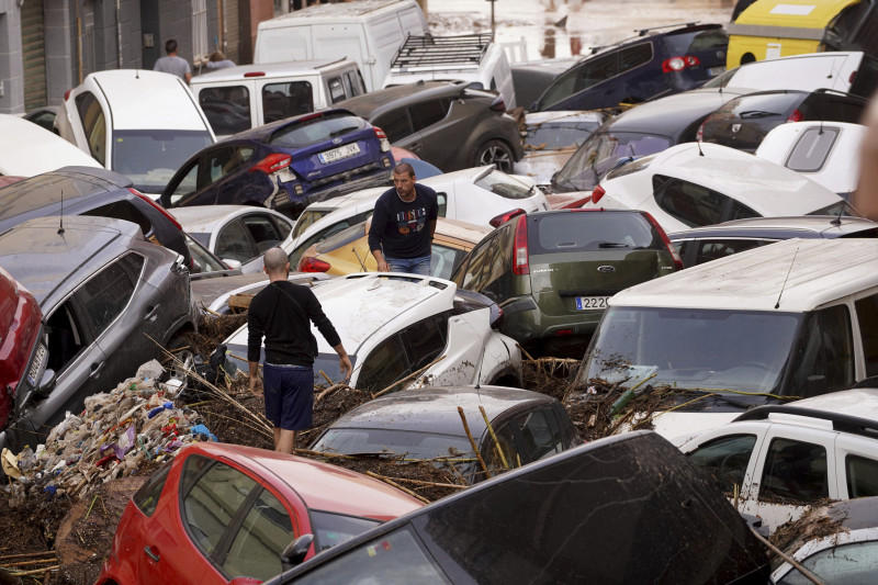 autos amontonados luego de ser arrastrados por las inundaciones en Valencia, España