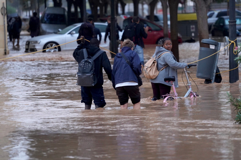 Gente camina por calles inundadas en Valencia, el miércoles 30 de octubre de 2024.