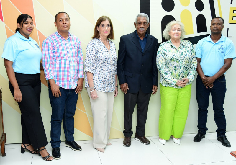 Mabely Herasme y Carlos Recio, coordinadores de los proyectos de Comercialización y Seguridad Alimentaria del centro Lemba, respectivamente; María Alicia Urbaneja, directora ambiental de la Fundación Propagás; Manuel Lemba; Yvonne Arias, coordinadora del