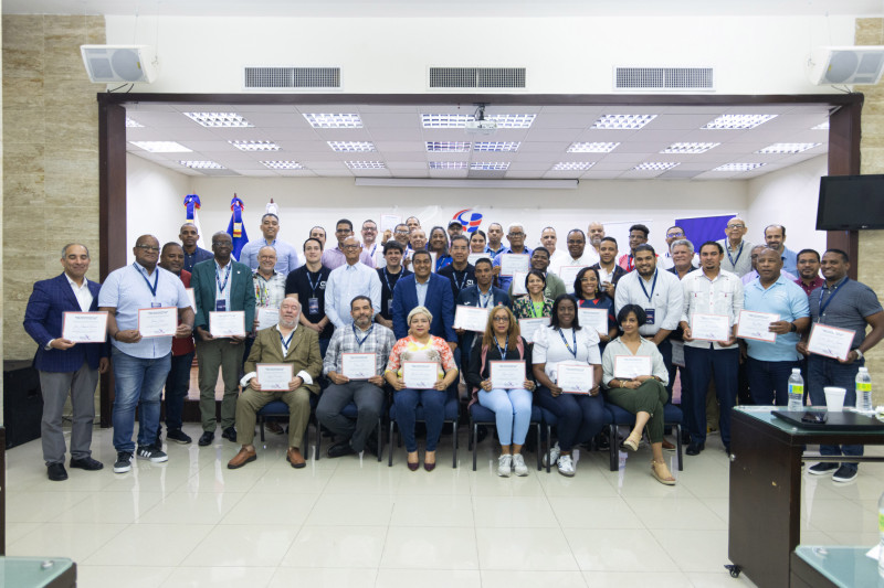 Técnicos dominicanos reciben sus respectivos diplomas en el taller de gestión deportiva.