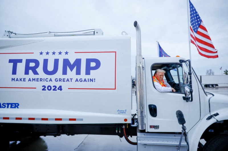 Donald Trump ofrece una rueda de prensa desde el interior de un camión de basura en el Aeropuerto Internacional Austin Straubel de Green Bay el 30 de octubre de 2024