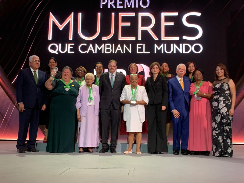 Ganadoras y finalistas del premio Mujeres que Cambian el Mundo junto a ejecutivos del Banco BHD y la vicepresidenta Raquel Peña.