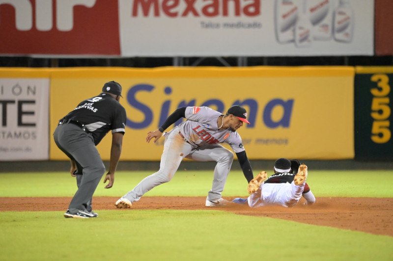 Erik González al momento de poner out a un corredor de los Gigantes.