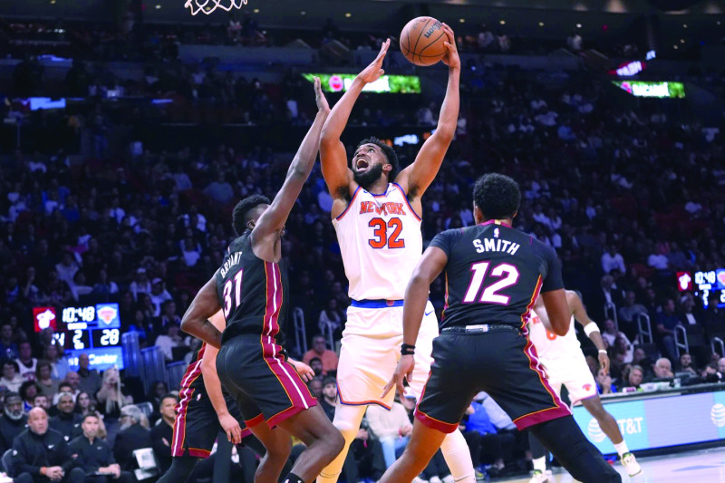 Karl-Anthony Towns, de los Knicks, lanza al canasto sobre la defensa de Thomas Bryant, de los Heat, en acción del partido.