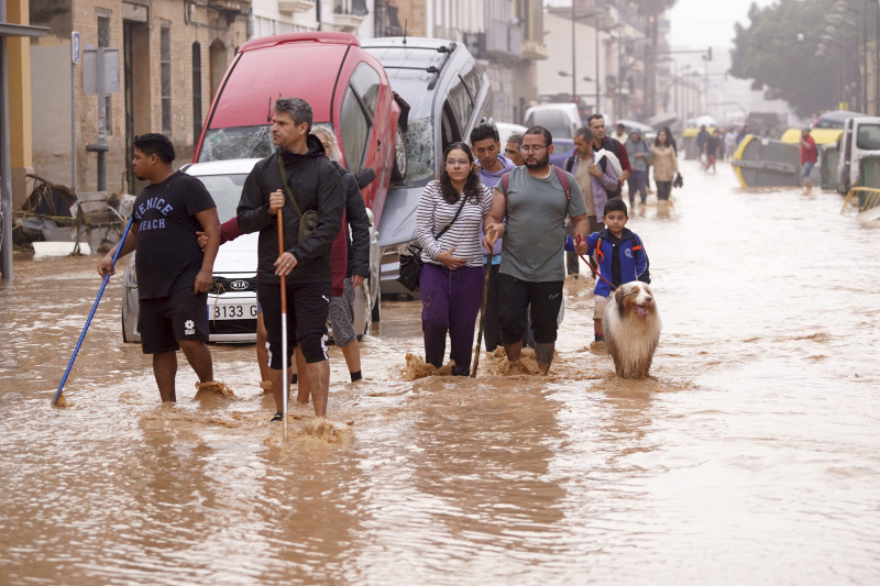 La gente camina por calles inundadas en Valencia, España