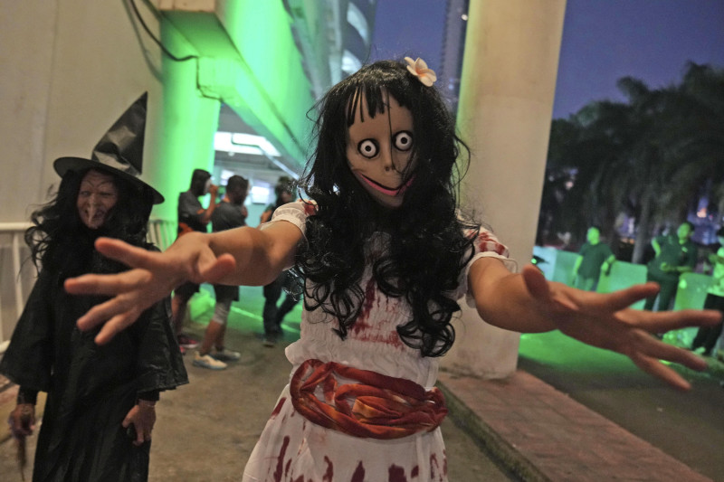 Participantes disfrazados participan en una carrera de Halloween