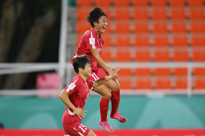 Dos jugadoras coreanas celebran tras vence a 1-0 a Estados Unidos y lograr el boleto a la final.