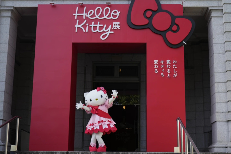 Hello Kitty saluda desde la exposición que vconmemora el 50 aniversario de Hello Kitty en el Museo Nacional de Tokio.