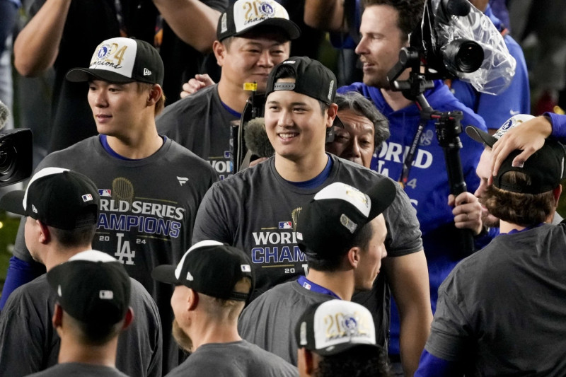 El japonés Shohei Ohtani sonríe durante la celebración de los Dodgers luego de ganar el campeonato de la MLB.