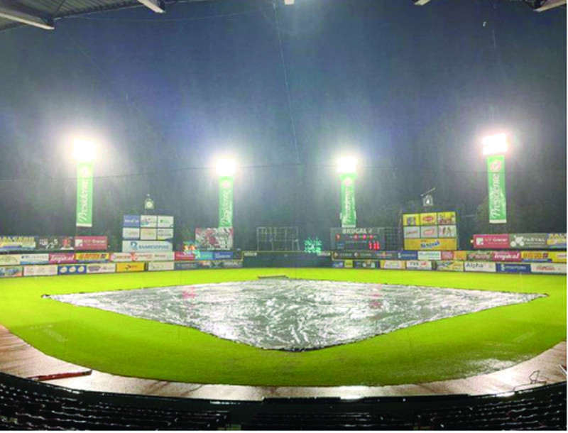 Desde tempranas horas las lonas permanecieron colocadas sobre el diamante en el Estadio Julián Javier para protegerlo de las lluvias.