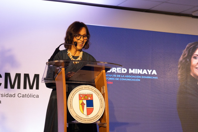 Mildred Minaya, de la ASODIRCOM, durante el evento.