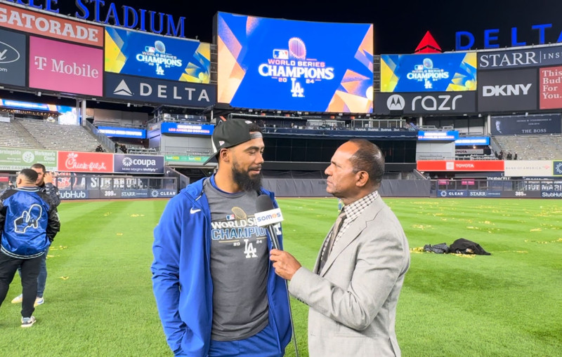 Teoscar Hernández al ser entrevistado tras Dodgers coronarse campeones.