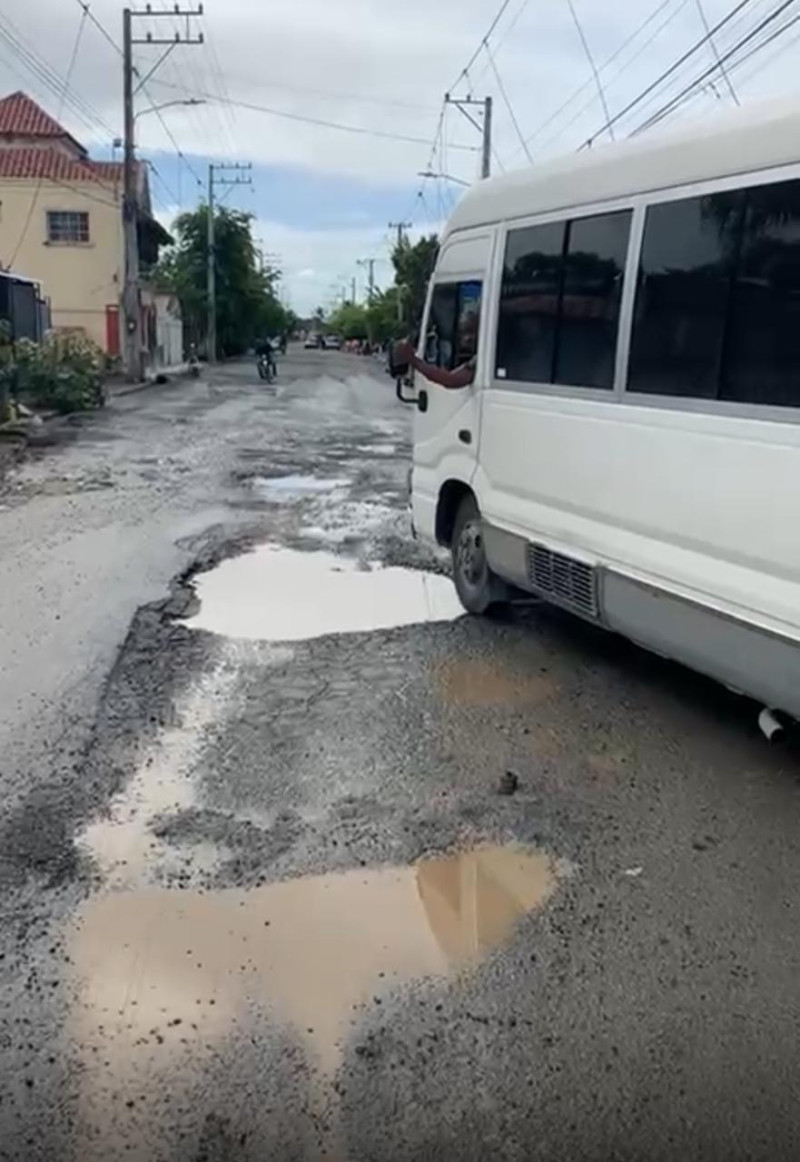 Autobús transitando por calle de Pimentel