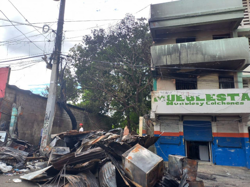 Mueblería afectada por incencio en Santiago.