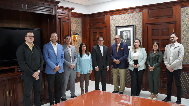 El director de Listín Diario, Miguel Franjul, y el rector de la PUCMM, el reverendo padre Cecilio Espinal, encabezan la reunión del comité organizador del Foro de Salud Mental.  Figuran, además, el vicerrector Julio Ferreira, los maestros Zoilo García, Kiero Guerra, Luis Trinidad, Keyla Aybar  y la periodista Doris Pantaleón