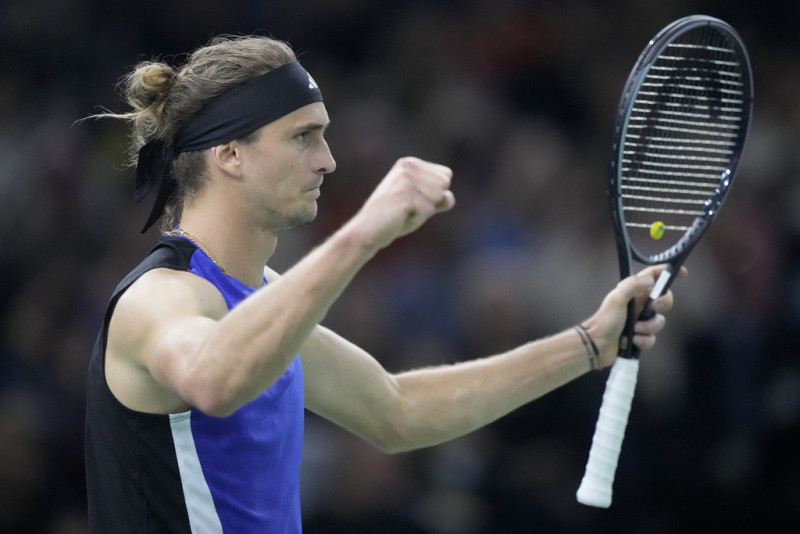 El alemán Alexander Zverev saluda al público tras vencer al griego Stefanos Tsitsipas en los cuartos de final del Masters de París el viernes primero de noviembre del 2024