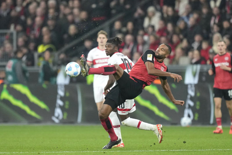 Jonathan Tah, del Leverkusen, hace un despeje frente a El Bilal Touré, de Stutgart, durante un partido de la liga alemana, el viernes 1 de noviembre de 2024