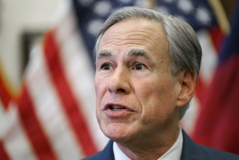 El gobernador de Texas, Greg Abbott, habla en una conferencia de prensa en Austin, Texas, el 8 de junio de 2021